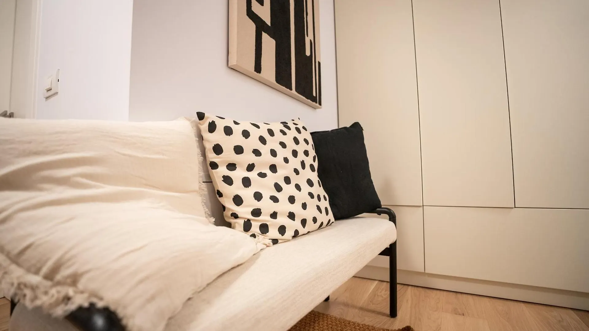 The Level Sanctuary: Free Parking & Netflix Daire Bükreş
